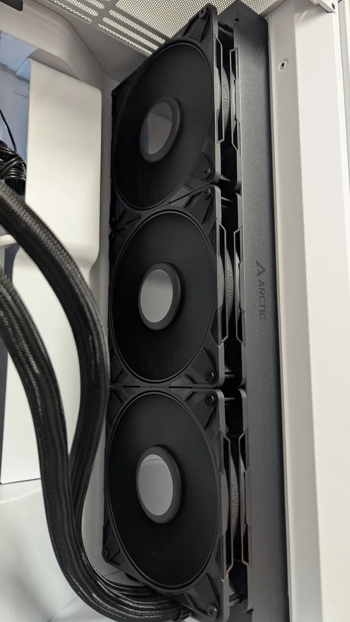 A 360mm radiator keeping the CPU cool
